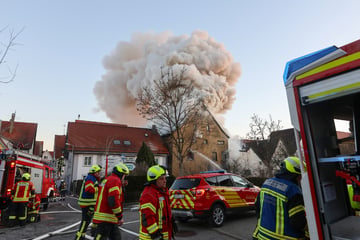 Riesige Rauchwolke: Fachwerkhaus in Flammen