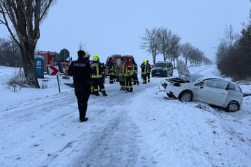 Betrunkener Fiat-Fahrer baut Unfall: Als die Polizei ankommt, ist er weg