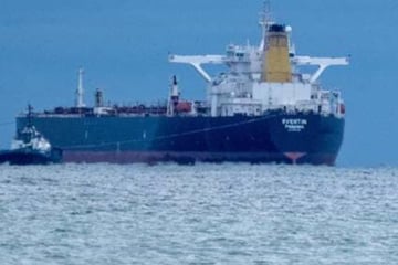 99.000 Tonnen Öl geladen: Havarierter Russen-Tanker "Eventin" trotzt Sturmwetter