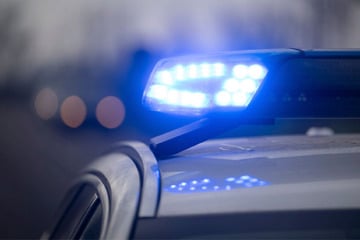 Fahrgast in Bahn mit Messer bedroht: Opfer verschwunden, Täter greift Polizisten an