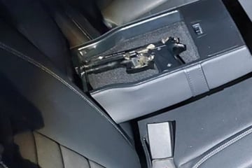 Polizei kontrolliert Auto: Als die Mittelarmlehne heruntergeklappt wird, kommen Insassen in Erklärungsnot