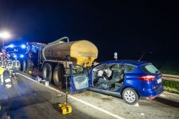 Auto unter Gülleanhänger geschoben: Feuerwehr muss schwer verletzte Frau befreien