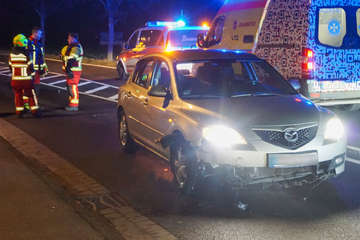 Tragischer Unfall auf Bundesstraße: Mazda kollidiert mit Frau auf Fahrbahn