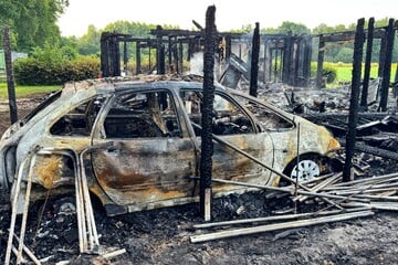 Wohnhaus brennt komplett nieder: Feuerwehr findet tote Person