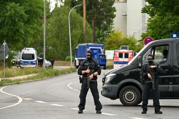 Mit Schutzanzügen und schwer bewaffnet: Spezialkräfte heben Drogenlabor in Ludwigsfelde aus