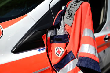 SUV zwingt Krankenwagen zur Notbremsung: Patientin im Rollstuhl schwer verletzt