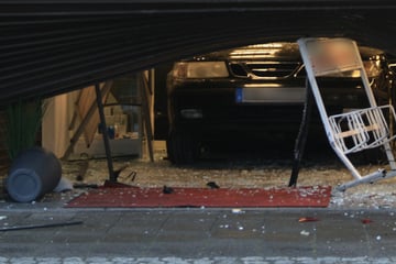 Schmuck-Diebe donnern mit Auto in Juwelier und fliehen mit Beute: Wer kann helfen?