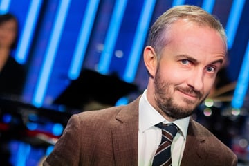 Jan Böhmermann über Bildschirmzeit und warum er gerne alleine in den Urlaub fährt