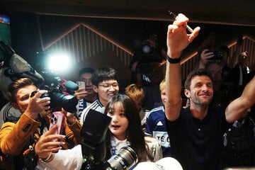 Häuptling und Fan-Gesänge zur Begrüßung: Müller in Vancouver angekommen
