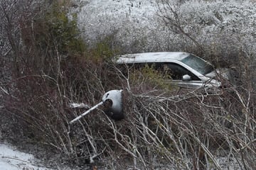 Unfall A38: Gefährliche Aktion: Mercedes rast über verschneite A38 - und landet im Graben