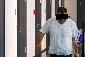 Scheinwerfer, Stiefel, Schutzanzüge: Feuerwehrmann verkloppt Einsatz-Ausrüstung bei eBay