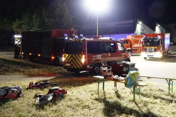 Großeinsatz in Ettlingen: Gasflaschen bei Brand lösen Explosionsgefahr aus