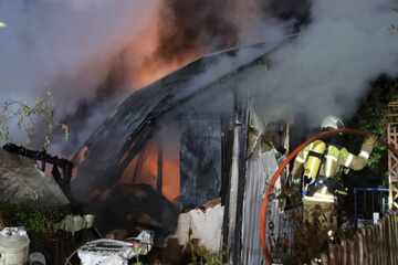Dresden: Feuer in Gartensparte ausgebrochen, Laube brennt lichterloh