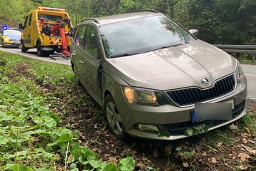 Fahrer verliert Kontrolle: Skoda landet bei Unfall im Erzgebirge im Graben