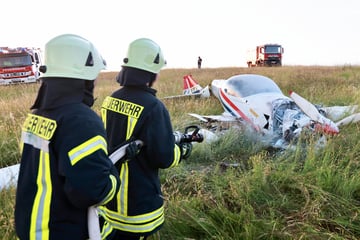 Drama über Sachsen: Pilot muss notlanden und kracht auf Wiese
