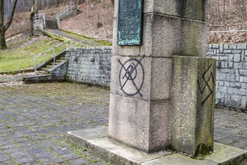 Erzgebirge: Denkmal mit Hakenkreuz beschmiert