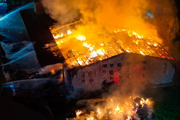 Frankfurt: Rauchsäule über Egelsbach: Lagerhalle mit 1000 Heuballen brennt lichterloh