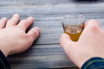 Wegen Streit um Getränke: Bar-Chefin mit Messer schwer verletzt