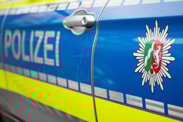Auto rast frontal in Traktor: Fahrerin stirbt noch an Unfallstelle