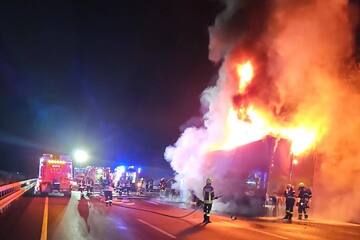 Unfall A7: Arbeiten dauern an: A7 nach Lkw-Brand teilweise wieder freigegeben
