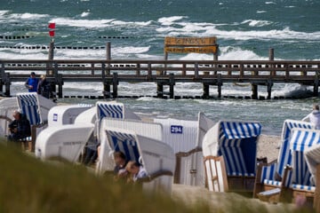 Mann mit Machete pinkelt am Strand und will Menschen schlagen
