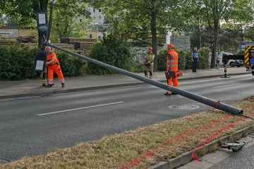 Unfall in Dresden: Autos stoßen zusammen, dann geht eine Straßenlaterne zu Boden!