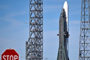 Blue Origin indefinitely postpones New Glenn launch amid SpaceX rivalry