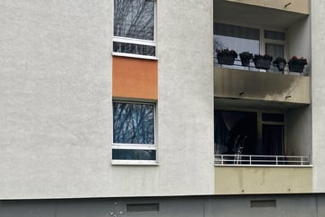 Unfassbare Tat: Geworfener Böller verursacht schweren Wohnungsbrand