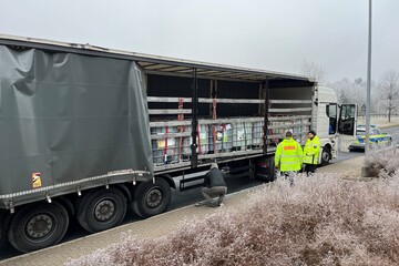 Polizei stoppt Giftmüll-Lkw: Hinweisschild einfach aufgemalt