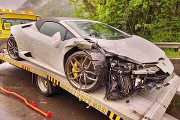 Sportwagen in Leitplanke: Fahrer schrottet seinen Lamborghini