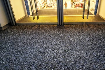 Leipzig: Leipziger Galeria-Eingang voller Tier-Kacke: Wird hier wirklich "kontinuierlich" sauber gemacht?