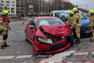 Drei Verletzte bei Unfall im Einsatz: Streifenwagen kracht in Honda