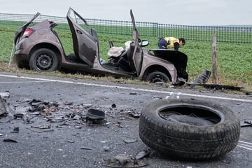 Tödlicher Unfall! Renault-Fahrer stirbt beim Überholen
