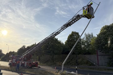 Feuerwehreinsatz in Chemnitz: Transporter kracht nach Ausweichmanöver gegen Laterne
