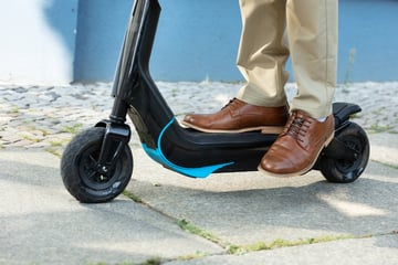 Überholen geht schief: E-Scooter-Fahrer im Harz schwer verletzt