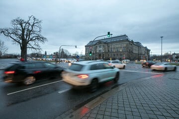 Polizist in Dresdner Neustadt beinahe umgefahren: Ford-Fahrer steuert plötzlich auf Beamten zu