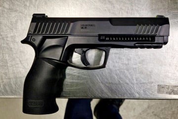 Köln: Pistole in Koffer versteckt: Polizei stoppt Malle-Reisenden am Flughafen