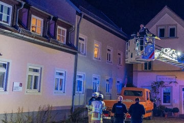 Feuer schneidet Fluchtweg ab: Familie mit Kleinkind sitzt im Dachgeschoss fest