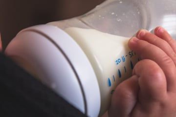 Meth im Trinkbecher: Baby leidet, doch Erwachsene wählen nicht den Notruf