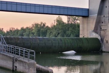 Probefahrt endet mit spektakulärem Crash: Sportboot stürzt Wehr hinab