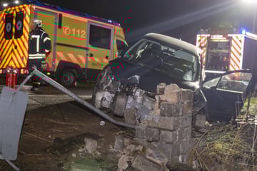 Schwerer Unfall auf B98: 20-Jährige kracht gegen Strommast