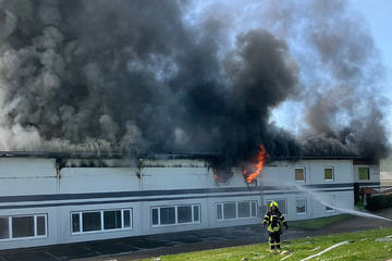 Spänebunker in Holzbetrieb in Flammen: Amtliche Gefahrenmeldung herausgegeben