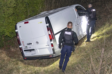 Betrunkener Raser (21) landet nach Verfolgungsjagd im Graben