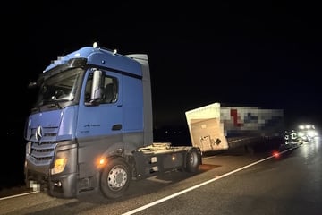 Anhänger löst sich von Lkw: Vollsperrung auf Bundesstraße
