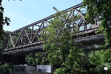 Nach monatelangem Sanierungs-Hickhack: Wichtige Bahn-Brücke zwischen Köln und Wuppertal wieder frei