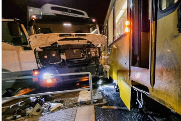 Ein Verletzter nach heftiger Kollision: Laster kracht in Stadtbahn