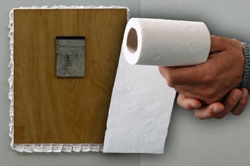 Museums-Mitarbeiter will Spiegel putzen, doch dann erfährt er, was er falsch gemacht hat