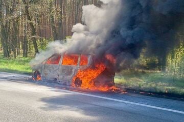 Unfall A: Rauchwolke über der A10: Auto geht in Flammen auf
