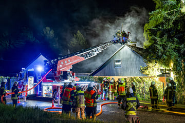 Flammen schlagen aus Hausdach: Feuerwehr hat bei Brand alle Hände voll zu tun