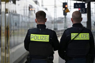 Streit um Zigarette eskaliert: Aggressiver Fahrgast schlägt Zugführer ins Gesicht